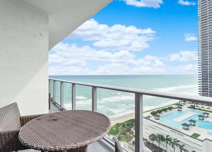 2 Bedroom Beach Condo Stunning Views! Miami