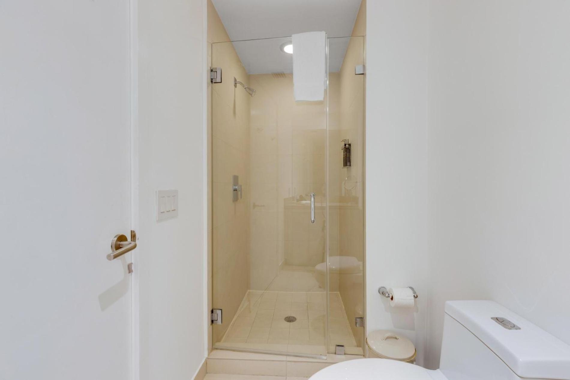 2 Bedroom Stunning Views On The 18th Floor! Miami Hallandale Beach