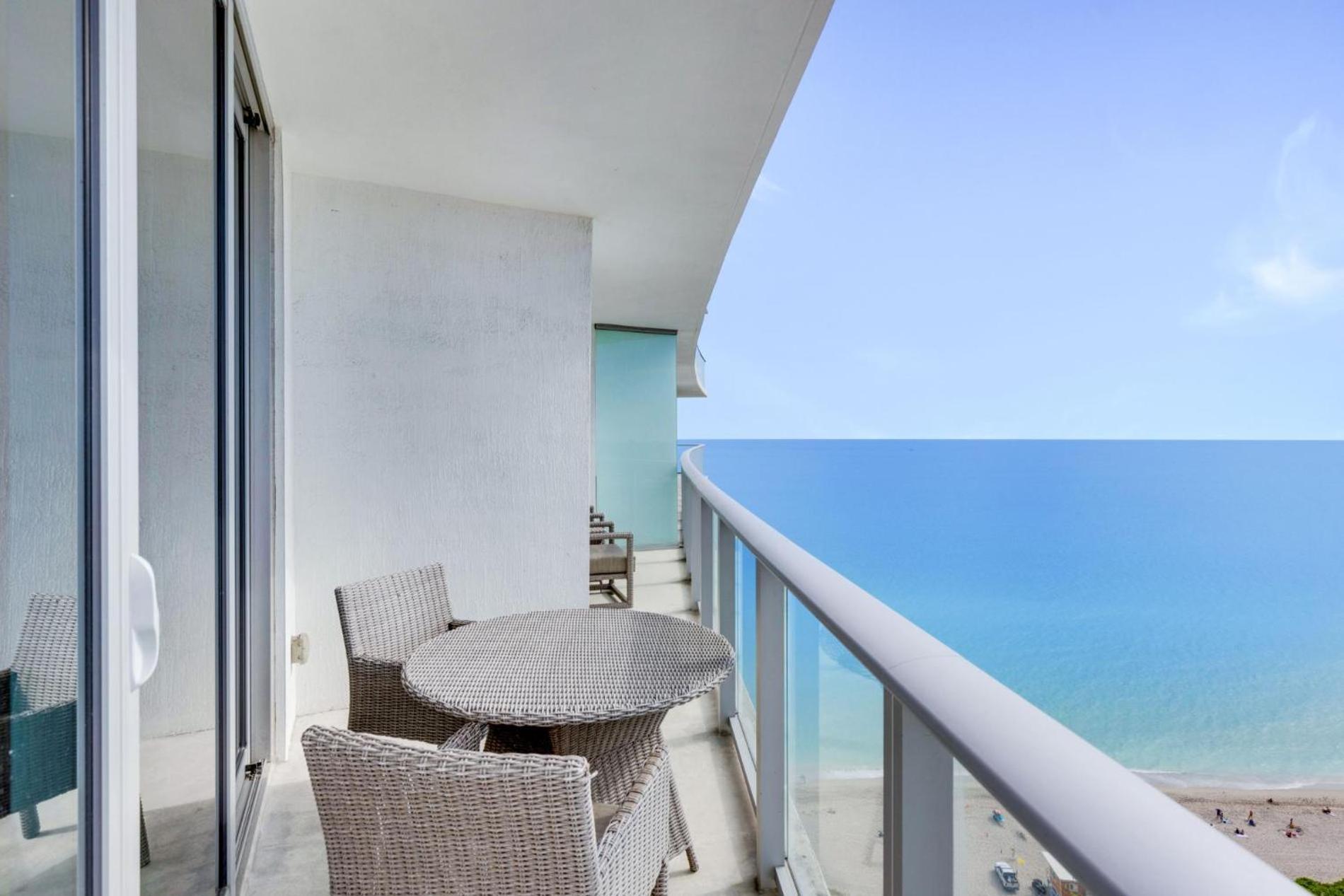 2 Bedroom Stunning Views! Miami Apartment